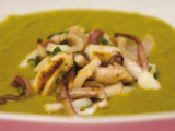 Zuppa di piselli e calamari