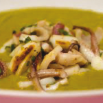 Zuppa di piselli e calamari