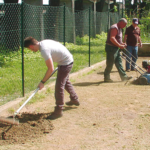 Genitori volontari sistemano giardino