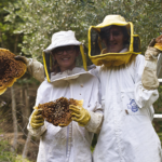 Lara ed Elena - apicoltrici